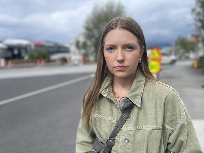 Helga Björg Heiðdal, íbúi í Laugardal og eigandi kattarins Lítils sem fannst dauður um helgina. Hún telur víst að hundar hafi banað honum.