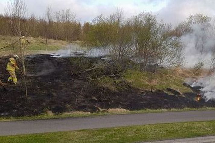 Slökkviliði Akureyrar tókst að ráða niðurlögum eldsins á um hálftíma.