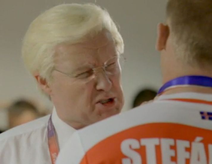 Hjálmar Hjálmarsson, í gervi Forseta Íslands, skammar karlalandslið Íslands í handbolta.