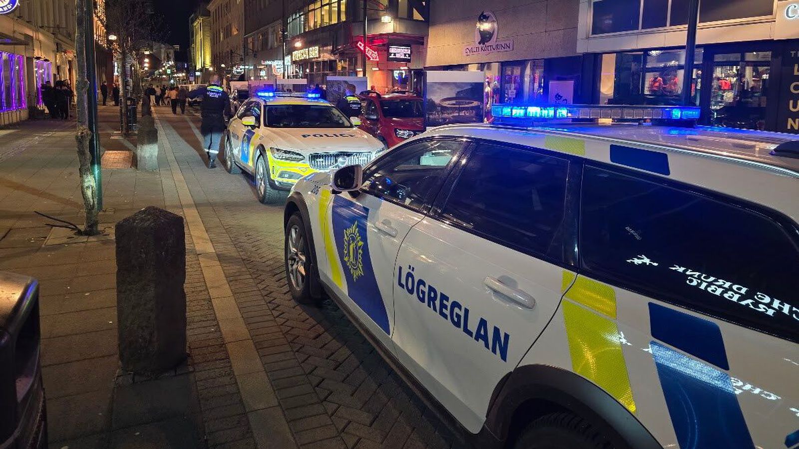 Réðst á lög­reglu­mann í mið­bænum