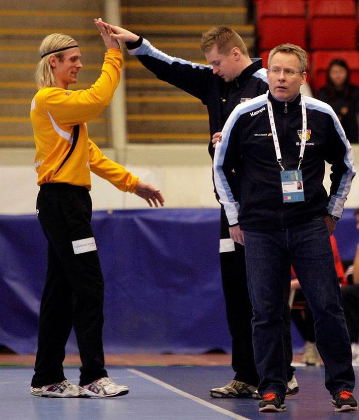 Björgvin fagnar með Hreiðari Levý í kvöld. Mynd/Valli