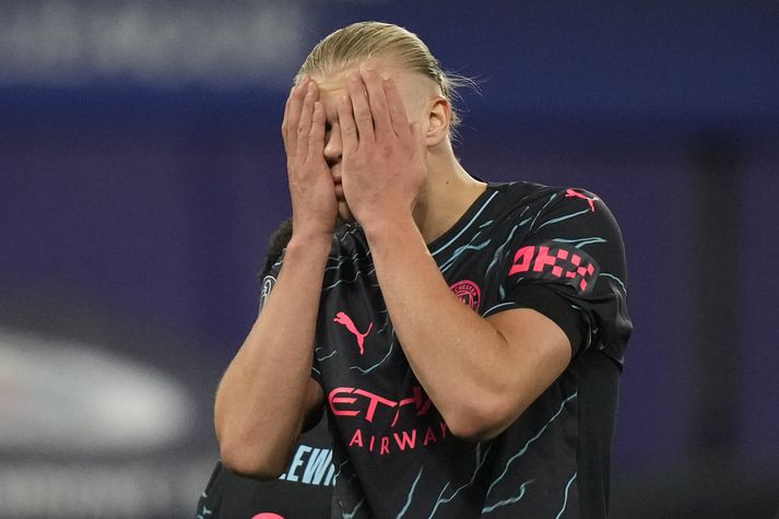 Erling Haaland svekkir sig yfir hlutunum í leik Manchester City og RB Leipzig í Meistaradeildinni í gær.