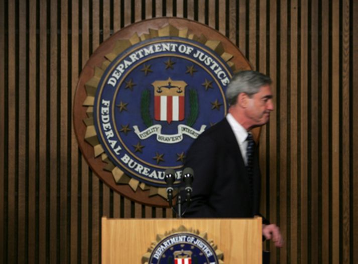 Robert Mueller, forstjóri FBI, stígur úr pontu eftir að hafa greint blaðamönnum frá málinu.