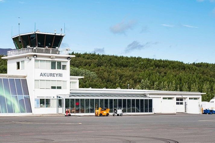 Áfangastaðurinn var Akureyrarflugvöllur en vegna bilunar í flugvélinni var henni lent á Keflavíkurflugvelli.