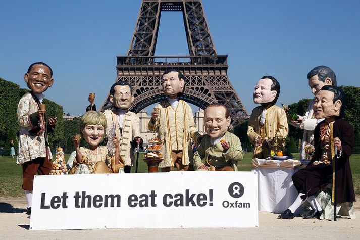 Að venju fylgja G8-fundinum skrautlegir mótmælendur, sem að þessu sinni hafa sett upp grímur leiðtoganna og klætt sig upp að hætti franskra aðalsmanna frá fyrri tíð.nordicphotos/AFP