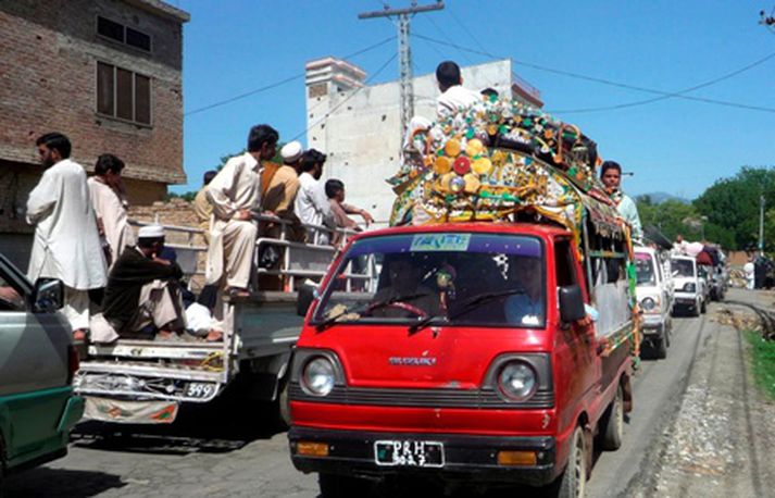 Íbúar í Mingora, höfuðstað Swat-dals í norðvestur Pakistan, að leggja á flótta vegna átaka þar nærri.