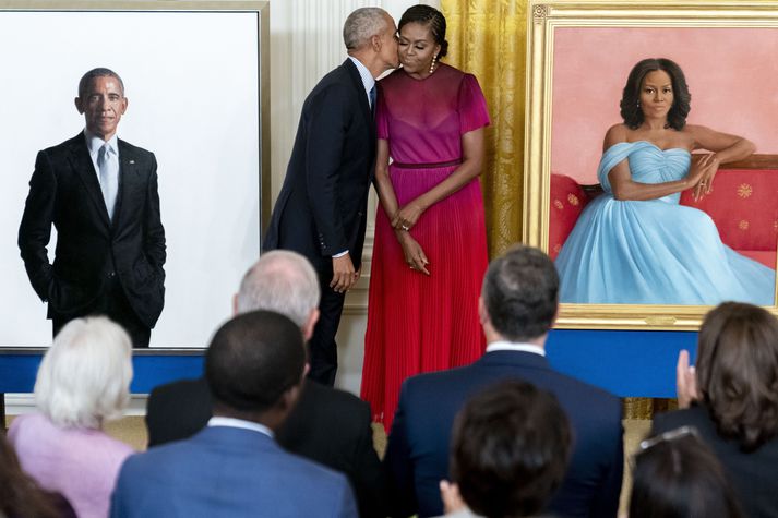 Obama hjónin með myyndunum sínum.