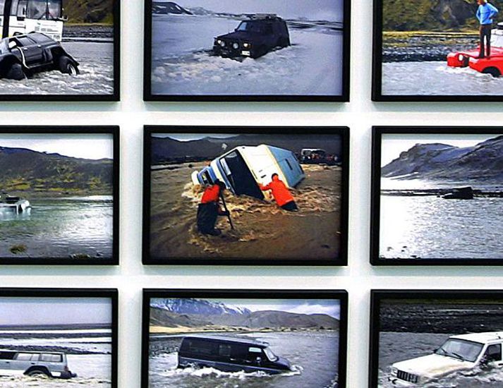 Myndin í miðjunni er ein fjögurra sem Eygló Sigurðardóttir tók og er í verkinu Cars in Rivers.Mynd/Úr Verki Ólafs Elíassonar