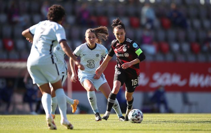 Fyrirliðinn Lina Magull í baráttunni. Hún lagði upp sigurmark Bayern.