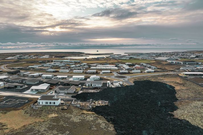 Loftmyndir af hrauninu sem varð tveimur húsum í Grindavík að bráð. Tugir pípara fóru inn í bæinn á síðustu tveimur dögum til að yfirfara pípulagnir en þeir forðuðust yfirlýst hættusvæði.