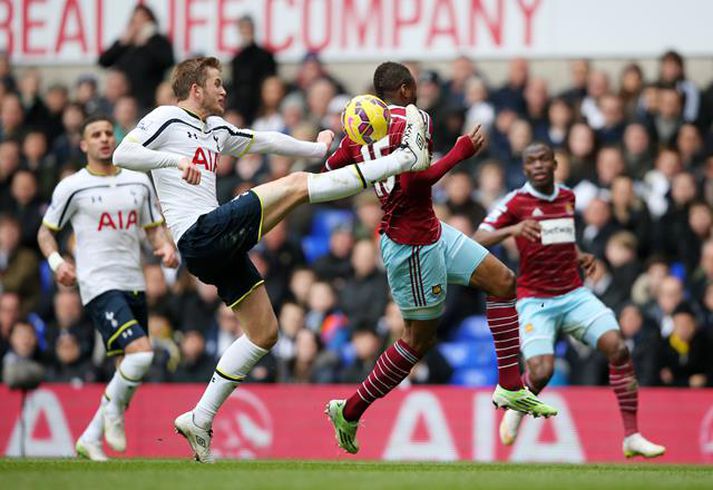 Eric Dier og Diafra Sakho eigast við.