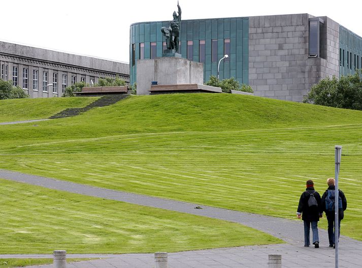 Ingólfur mun stíga af stalli sínum í dag og vígja eitt stykki ylströnd.