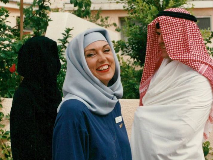 Þuríður Sigurðardóttir söngkona klædd flugfreyjubúningi í Sádí-Arabíu þegar hún starfaði sem flugfreyja hjá Air Atlanta.