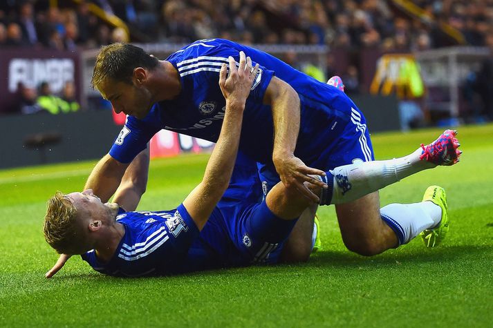 Branislav Ivanovic og André Schürrle fagna marki Þjóðverjans á rómantískan hátt.