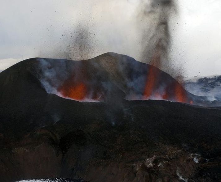 NASA hefur fylgst með gosinu úr gervihnetti síðan það hófst fyrir um þremur vikum. Fréttablaðið/Anton