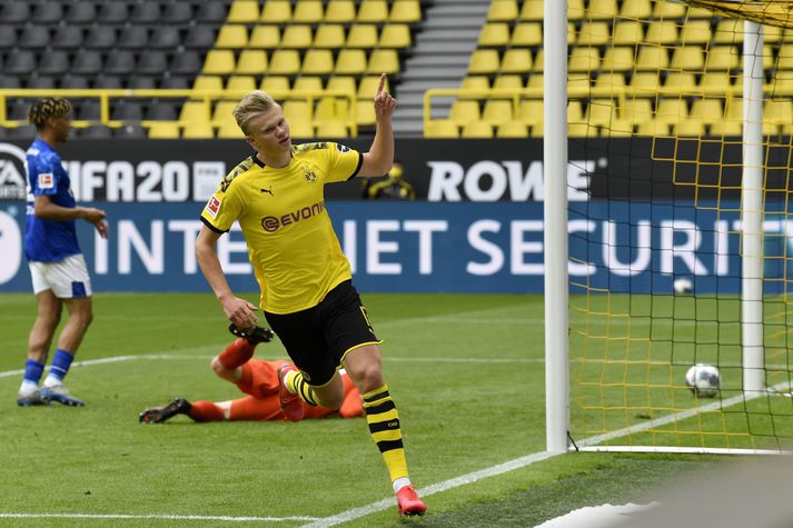 Erling Håland fagnar marki sínu fyrir Borussia Dortmund í 4-0 sigri á Schalke 04 um helgina.