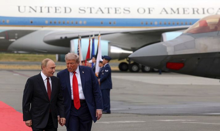 Donald Trump, til hægri, og Vladimír Pútín fyrir fund þeirra í Alaska í ágúst í fyrra. Eftir fundinn sagðist Trump vongóður um að stór skref hefðu verið tekin í átt að friði. Síðan þá hefur lítið breyst.