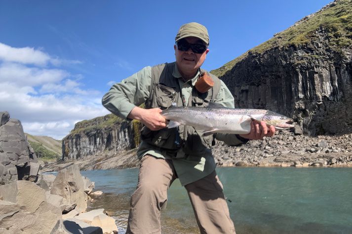 Skúli Björn Gunnarsson með laxinn sem hann veiddi í gær á Efri-Jökuldal um einn kílómetra ofan Stuðlagils.