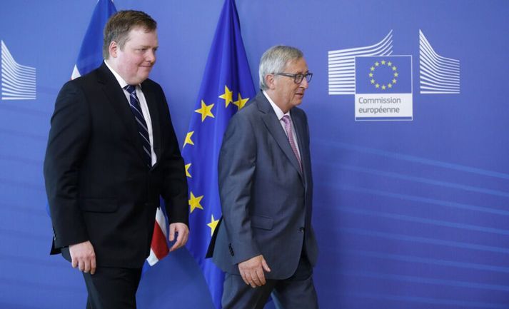 Sigmundur Davíð Gunnlaugsson, þáverandi forsætisráðherra, (t.v.) með Jean-Claude Juncker, þáverandi forseta framkvæmdastjórnar ESB, (t.h.) árið 2015. Sigmundur Davíð sendi Juncker bréf og fundaði með honum það ár um að Ísland skyldi ekki lengur teljast umsóknarríki.