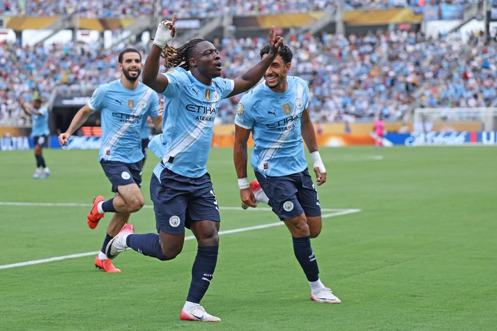Jeremy Doku fagnar hér laglegu marki sínu fyrir Manchester City í Flórída í kvöld.