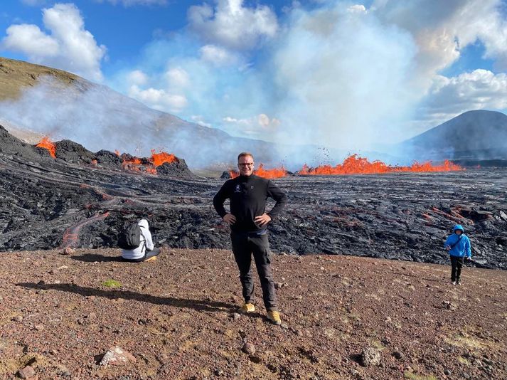 Gylfi fyrir framan gosið. Eins og sjá má voru nokkrir einstaklingar þarna til viðbótar.