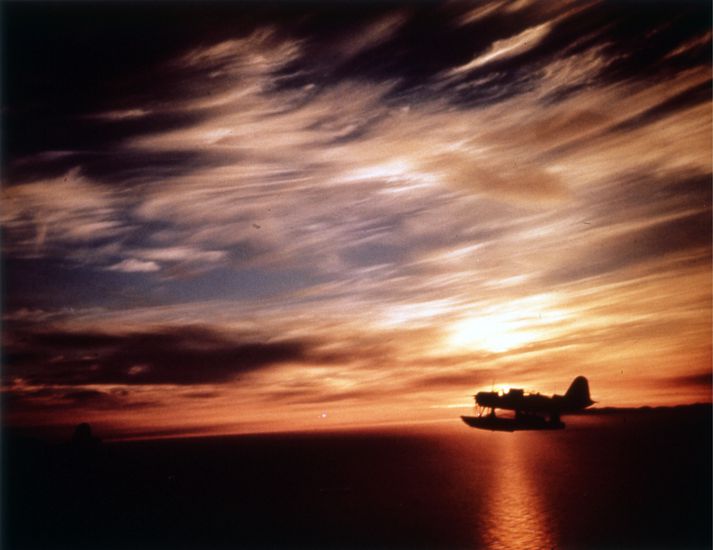 Mynd af Vought OS2U Kingfisher á leið til Íslands sem tekin var um borð í USS New York árið 1945