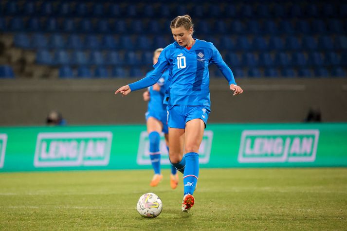 Karólína Lea Vilhjálmsdóttir og félagar hennar í íslenska landsliðið þurfa að spila miklu betur í dag en í fyrri leiknum.