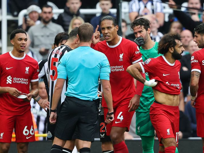 Van Dijk rífst hér við John Brooks dómara eftir að hafa fengið rauða spjaldið gegn Newcastle.