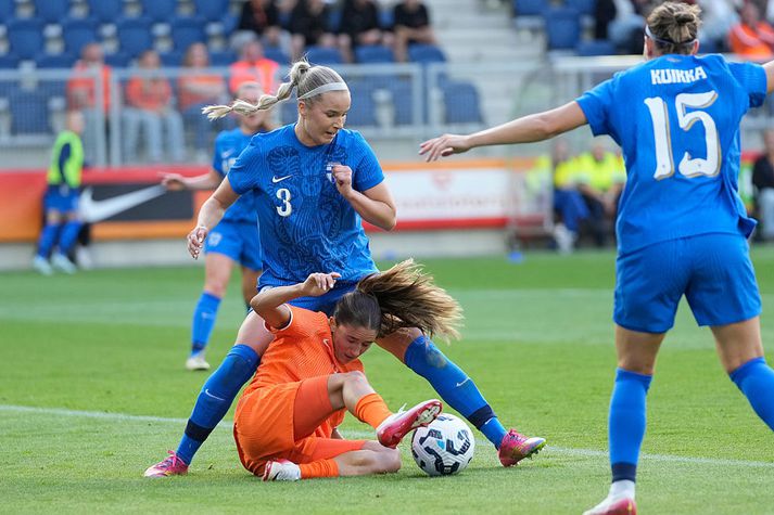 Eva Nyström og Danielle van de Donk í baráttu í vítateignum, þegar ótrúlegur klaufaskapur Finna hófst í aðdraganda seinna marks Hollands.
