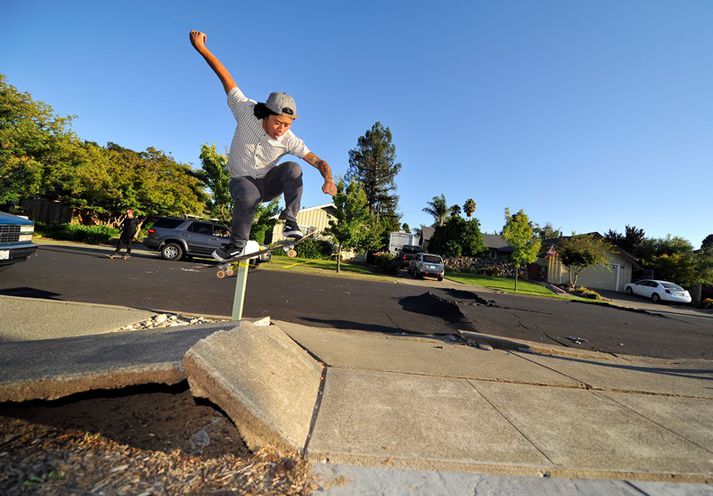 Þessi brettakappi nýtti sér afleiðingar skjálftans til hins ítrasta í gær.