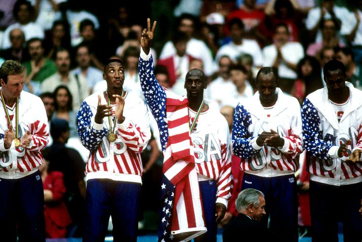 Larry Bird, Scottie Pippen, Michael Jordan, Clyde Drexler og Karl Malone á verðlaunapallinum 8. ágúst 1992.