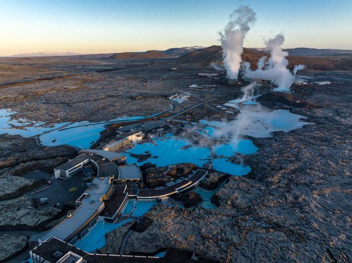 Bláa lónið opnaði aftur sunnudaginn 17. desember eftir fimm vikna lokun. Daginn eftir hófst eldgos á Reykjanesskaga.