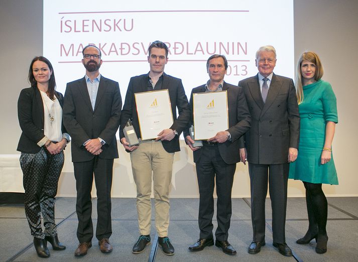 Frá vinstri: Klara Íris Vigfúsdóttir, framkvæmdastjóri ÍMARK, Friðrik Larsen, stjórnarformaður ÍMARK, Magnús Hafliðason, markaðsstjóri Dominos, Grímur Sæmundsen, forstjóri Bláa Lónsins og markaðsmaður ársins, Ólafur Ragnar Grímsson, forseti Íslands og María Hrund Marínósdóttir, markaðsstjóri VÍS og stjórnarmaður ÍMARK.