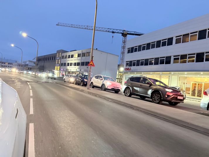 Gúmmívinnustofan er í Skipholti 35 en röðin nær langt út Skipholtið. 