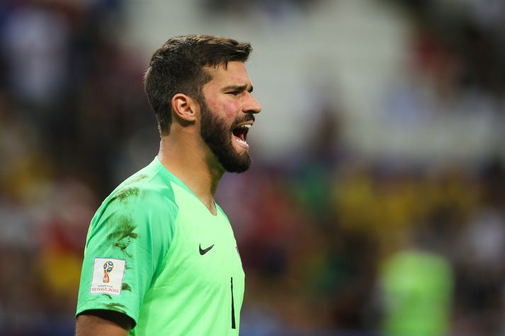 Alisson í leik með Brasilíu á HM.