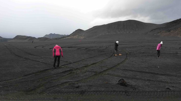 Kínversku ferðamennirnir að raka ofan í förin.