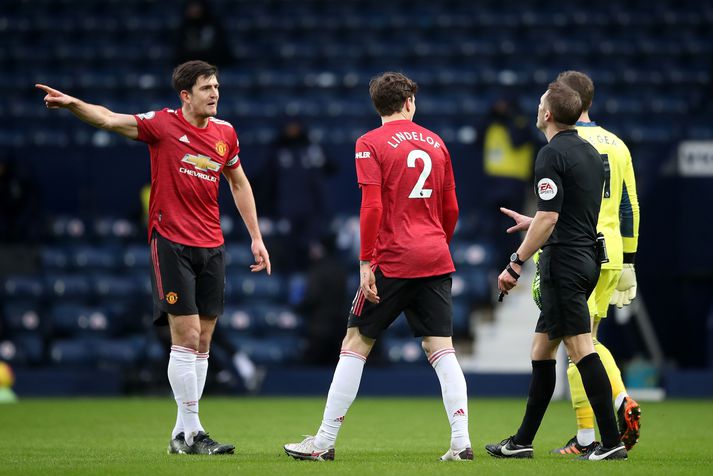 Harry Maguire skammast í Craig Pawson, dómara leiks West Brom og Manchester United.