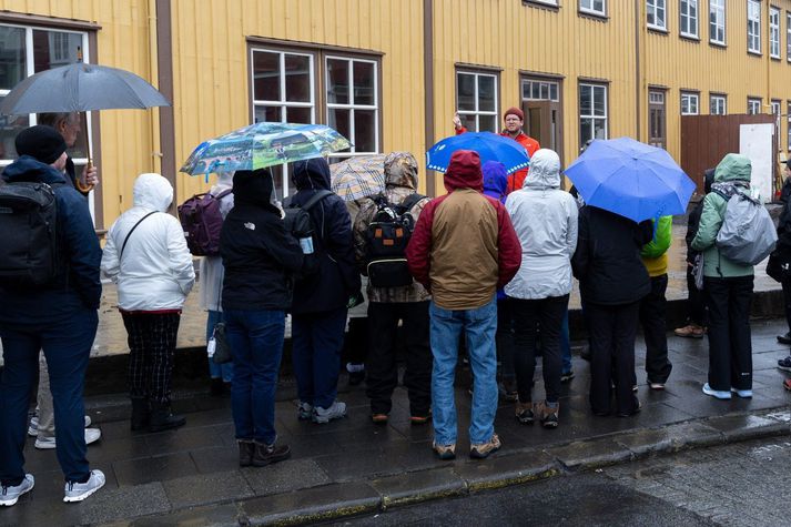 Ferðamenn í skoðunarferð í miðborg Reykjavíkur í gær.