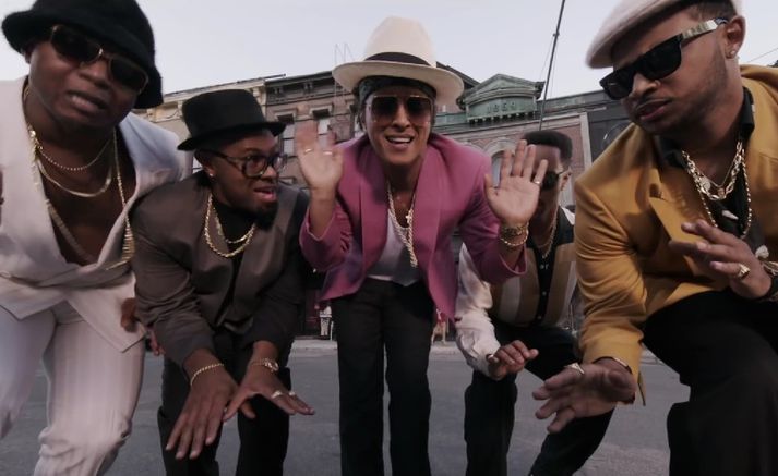 Bruno Mars og félagar flytja lagið Uptown Funk sem er að finna á plötu breska tónlistarmannsins Mark Ronson sem nefnist Uptown Special.