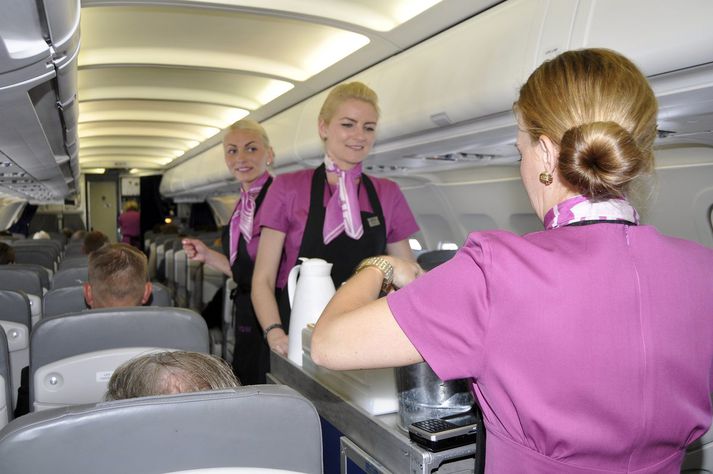 Flugfreyjur hjá WOW telja að flugfélagið brjóti gegn rétti þeirra til hvíldartíma.