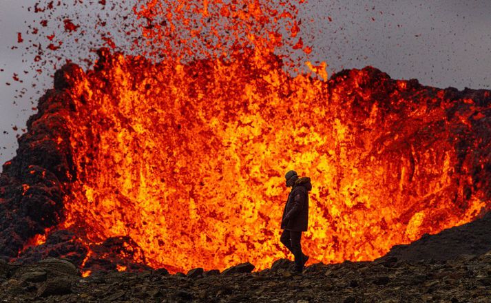 Þeir sem töldu að nú væru síðustu forvöð að sjá gosið á Reykjanesi geta enn dregið það að fara. Eða svo virðist vera eins og staðan er nú, gosið er í góðum gír.