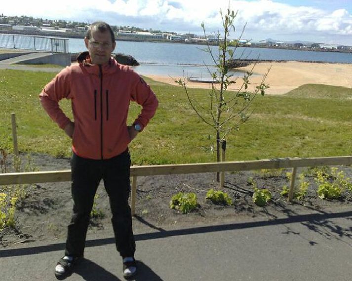 Óttarr Hrafnkelsson, forstöðumaður Ylstrandarinnar, við skjólvegginn lágvaxna.