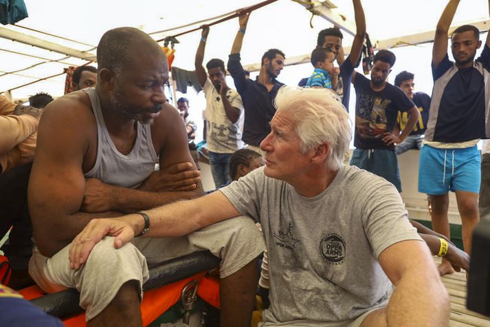 Richard Gere, leikari, talar við flóttafólk á Miðjarðarhafinu.