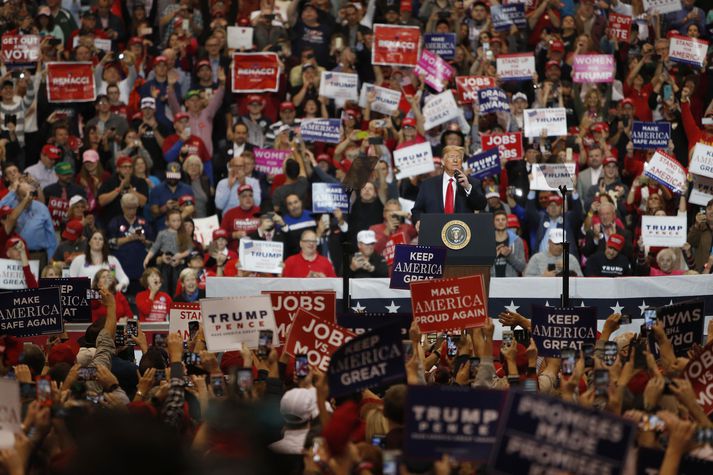 Donald Trump Bandaríkjaforseti hefur verið áberandi í kosningabaráttunni og sést hér á kosningafundi á dögunum.