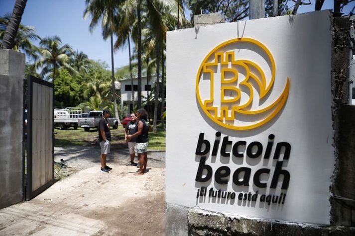 Bitcoin-ströndin í El Salvador þar sem fyrirtæki taka bitcoin sem greiðslumiðil sem aðrir landsmenn eru enn nokkuð tregir til að tileinka sér. Gert er út á erlenda ferðamenn á ströndinni.