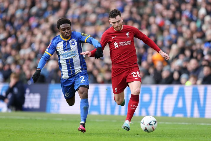 Andy Robertson í baráttu við Tariq Lamptey í leik Brighton og Liverpool í gær.