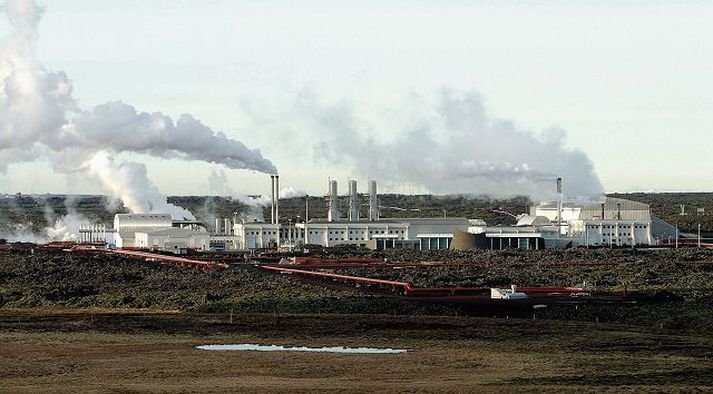 Magma Energy Magma Energy, félag skráð í Svíþjóð en með kanadískt félag að bakhjarli, eignast jarðvarmavirkjanirnar á Reykjanesi og Svartsengi samkvæmt samningi sem fyrir liggur um kaup á hlut Geysi Green Energy í HS Orku. Bæjarstjórn Reykjanesbæjar á eftir að fjalla um málið og þingmaður VG vill að nefnd um erlenda fjárfestingu geri það einnig.