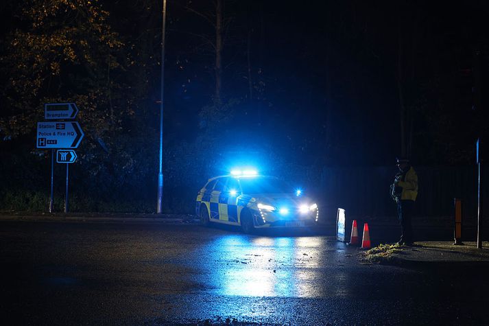 Mynd frá vettvangi. Viðvera lögreglunnar er mikil við lestarstöðina í bænum Huntington þessa stundina.