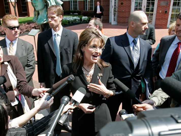 Palin ræðir við fréttamenn fyrir utan dómsalinn í Knoxville í Tennessee. Mynd/AP