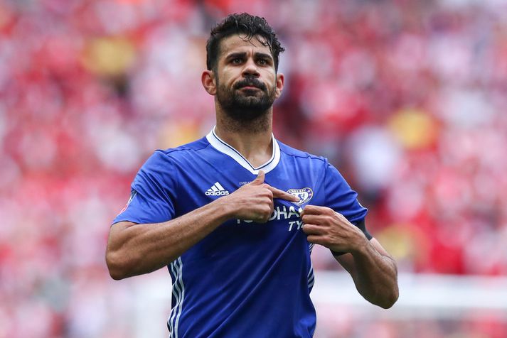 Diego Costa bendir á Chelsea-merkið.